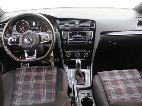 Used 2016 Volkswagen Golf S image 28