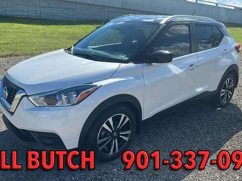 Used 2019 Nissan Kicks SV FWD image 2