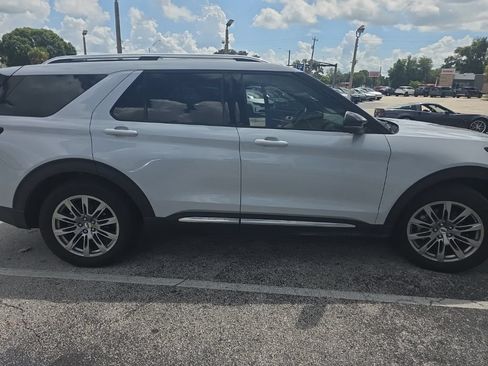 Used 2025 Ford Explorer Platinum RWD image 5