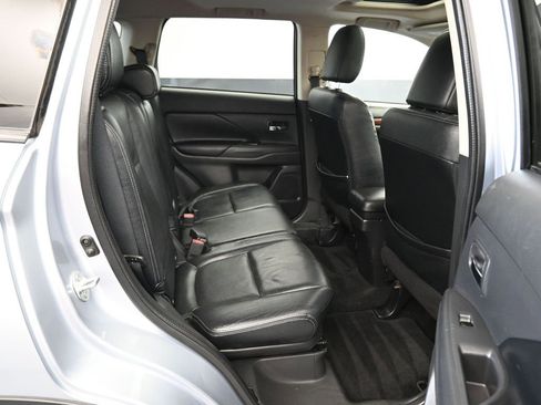 Used 2015 Mitsubishi Outlander SE image 42