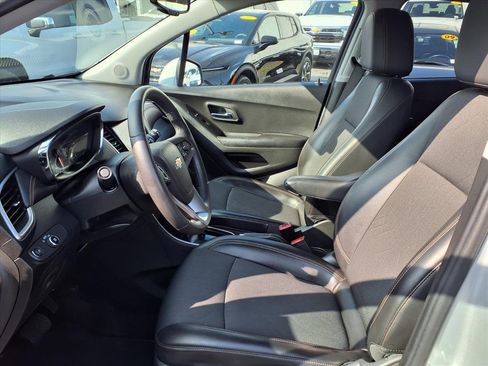 Used 2022 Chevrolet Trax LT w/ LT Convenience Package image 17