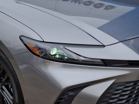 Used 2025 Toyota Camry SE image 9