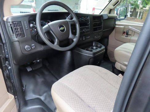 Used 2020 Chevrolet Express 3500 RWD image 16