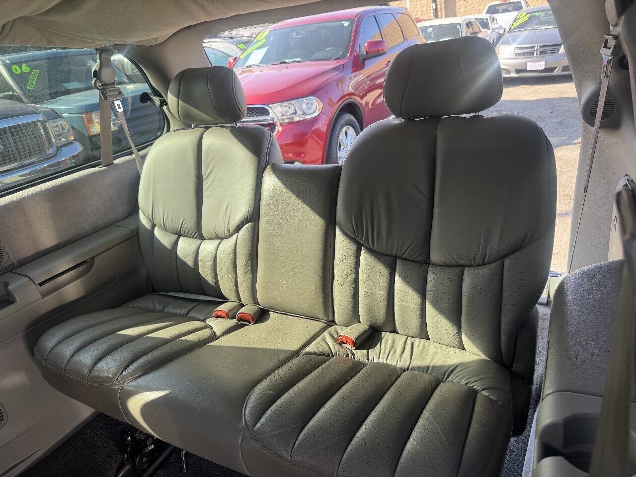 Used 2000 Chrysler Town & Country Limited FWD image 7