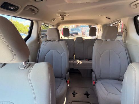 Used 2017 Chrysler Pacifica Touring Plus w/ Tire & Wheel Group FWD image 13