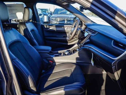 New 2025 Jeep Grand Cherokee Altitude image 18