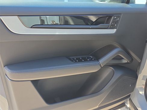 Used 2025 Porsche Cayenne image 24