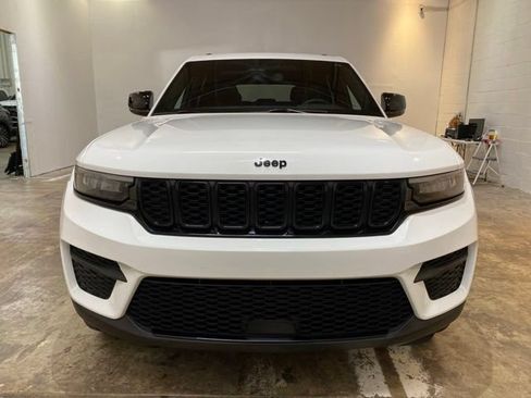 Used 2024 Jeep Grand Cherokee Altitude AWD/4WD image 8