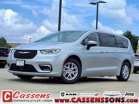Used 2023 Chrysler Pacifica Touring-L FWD image 1