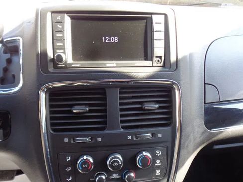 Used 2019 Dodge Grand Caravan SE FWD image 18