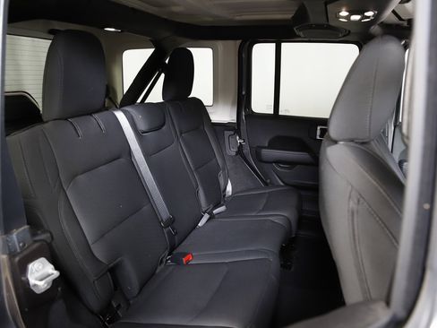 Used 2021 Jeep Wrangler Unlimited Sahara image 10