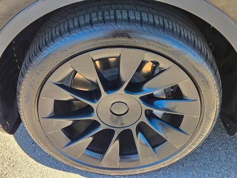 Used 2021 Tesla Model Y Long Range image 12