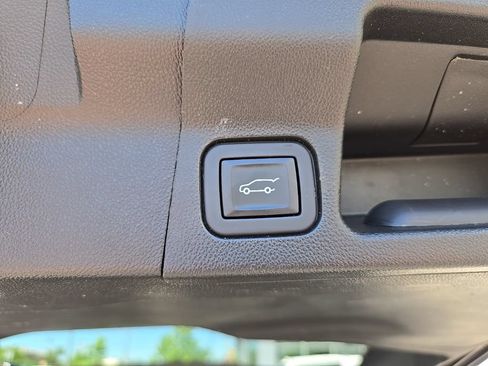 Used 2023 GMC Acadia SLE w/ Driver Convenience Package FWD image 16
