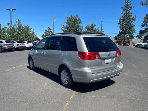 Used 2010 Toyota Sienna LE FWD image 3