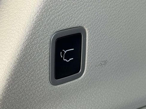 Used 2024 Chrysler Pacifica Touring-L image 11