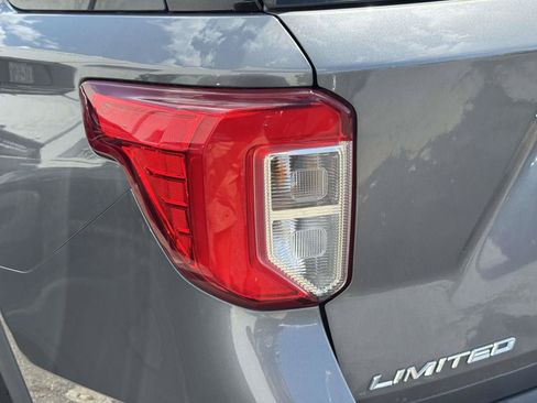 Used 2021 Ford Explorer Limited w/ Equipment Group 301A AWD/4WD image 11