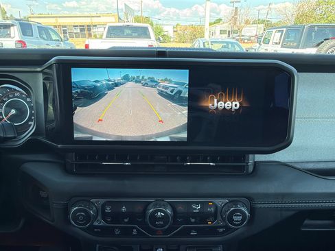 Used 2025 Jeep Wrangler Unlimited Sahara AWD/4WD image 22