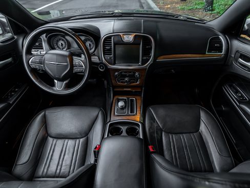 Used 2016 Chrysler 300 C Platinum RWD image 5