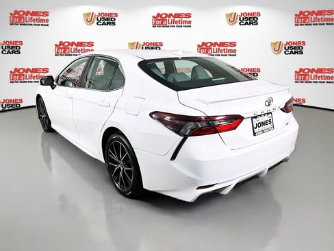 Certified 2022 Toyota Camry SE image 2