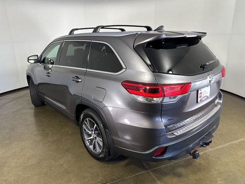 Used 2019 Toyota Highlander XLE AWD/4WD image 12