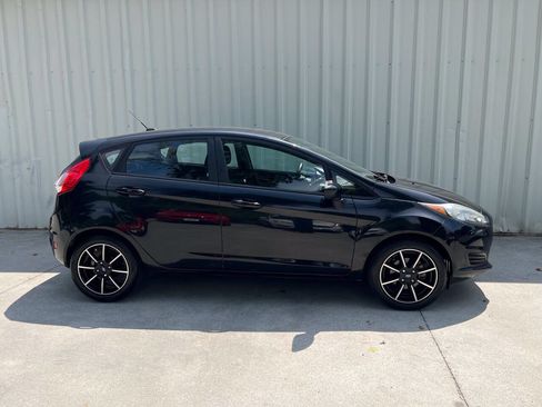 Used 2017 Ford Fiesta SE FWD image 2