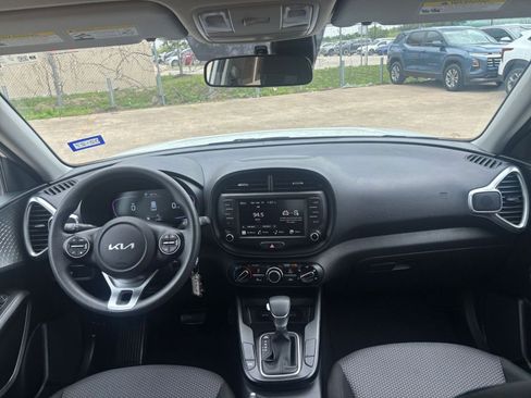 Used 2025 Kia Soul LX w/ LX Technology Package FWD image 31