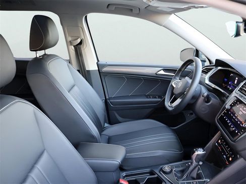 Used 2022 Volkswagen Tiguan SE w/ Panoramic Sunroof Package image 11