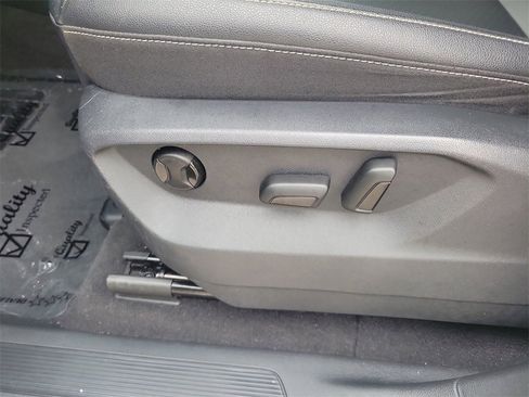 Used 2020 Volkswagen Atlas Cross Sport SE w/ Towing Package image 12