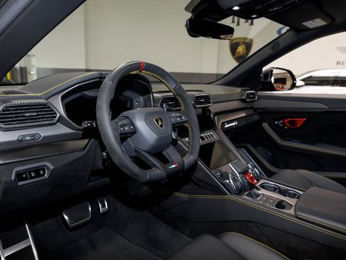 Used 2024 Lamborghini Urus Performante AWD/4WD image 44