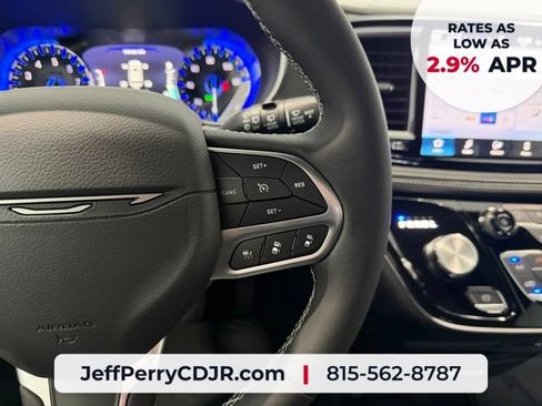 New 2027 Chrysler Pacifica Select AWD/4WD image 12