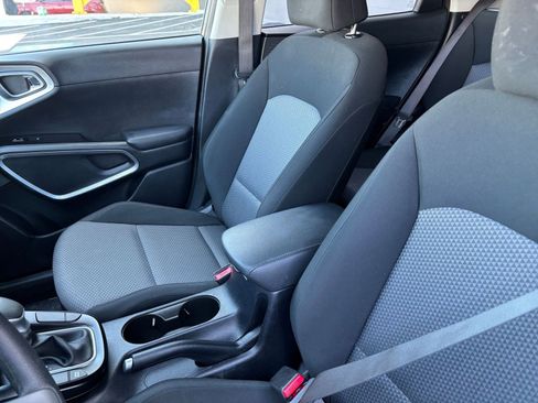 Used 2025 Kia Soul LX w/ LX Technology Package FWD image 33