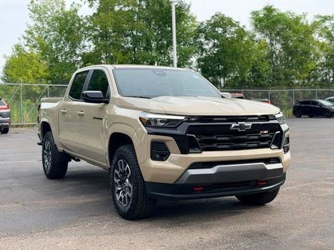 Used 2023 Chevrolet Colorado Z71 w/ Z71 Convenience Package 2 AWD/4WD image 3