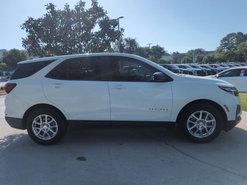 Used 2022 Chevrolet Equinox LS w/ LS Convenience Package image 11