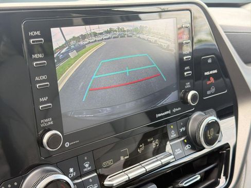 Used 2020 Toyota Highlander XLE AWD/4WD image 24