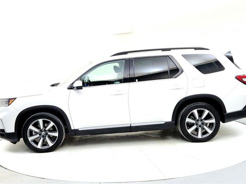 Used 2023 Honda Pilot Touring image 3