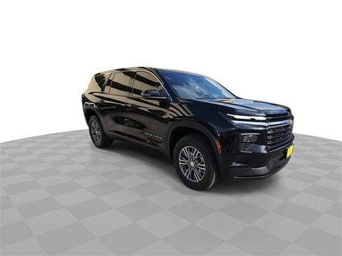 Used 2024 Chevrolet Traverse LS image 2