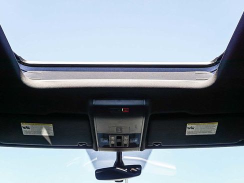 Used 2020 Volkswagen Atlas Cross Sport SE w/ Panoramic Sunroof Package image 12