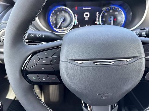 New 2027 Chrysler Pacifica Limited FWD image 16