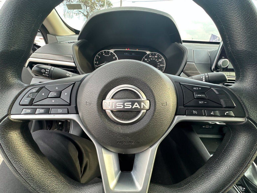 Used 2025 Nissan Altima 2.5 SV FWD image 10