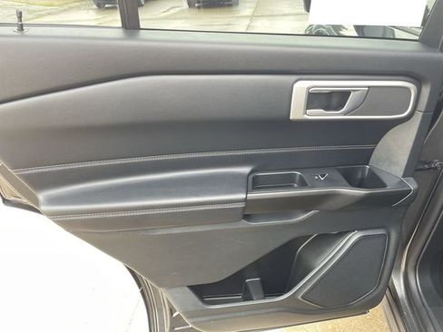 Used 2020 Ford Explorer XLT w/ Equipment Group 202A AWD/4WD image 12