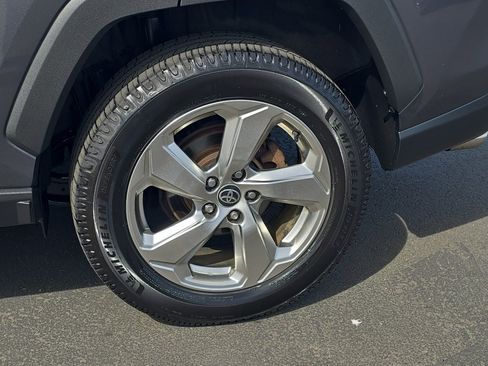 Used 2021 Toyota RAV4 XLE Premium image 11