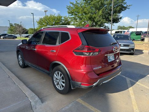 Used 2018 Nissan Rogue SV w/ Premium Package FWD image 4