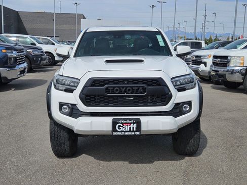 Used 2021 Toyota Tacoma TRD Sport w/ TRD Premium Sport Package AWD/4WD image 9