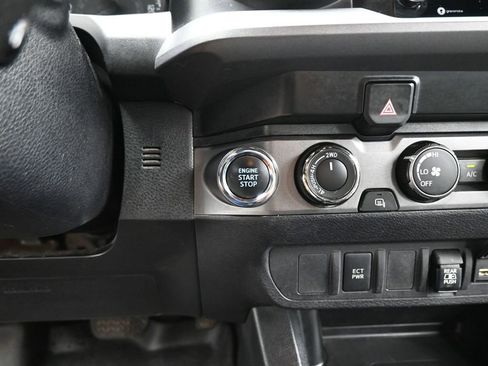 Used 2020 Toyota Tacoma TRD Off-Road image 13