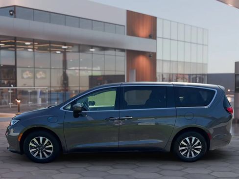 Used 2023 Chrysler Pacifica Touring-L w/ Uconnect Theater Family Group FWD image 8