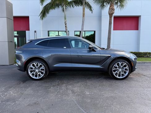 Used 2022 Aston Martin DBX image 2