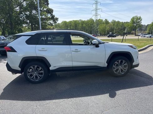 Used 2022 Toyota RAV4 XLE Premium image 6