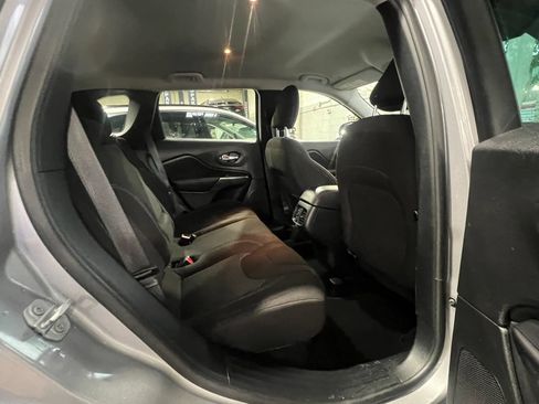 Used 2020 Jeep Cherokee Latitude AWD/4WD image 29