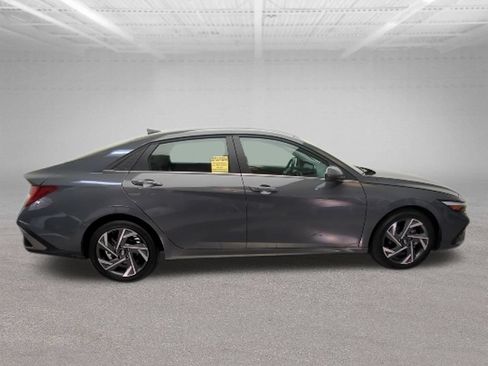 Used 2025 Hyundai Elantra SEL FWD image 7