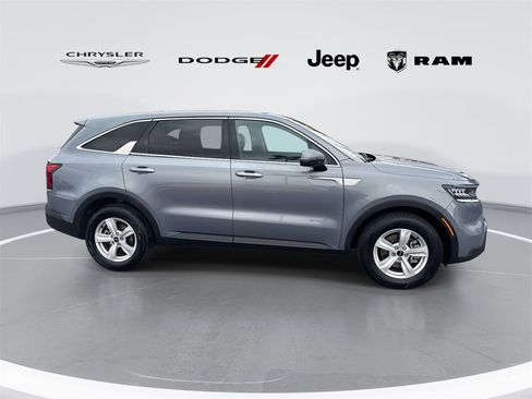 Used 2022 Kia Sorento LX image 2